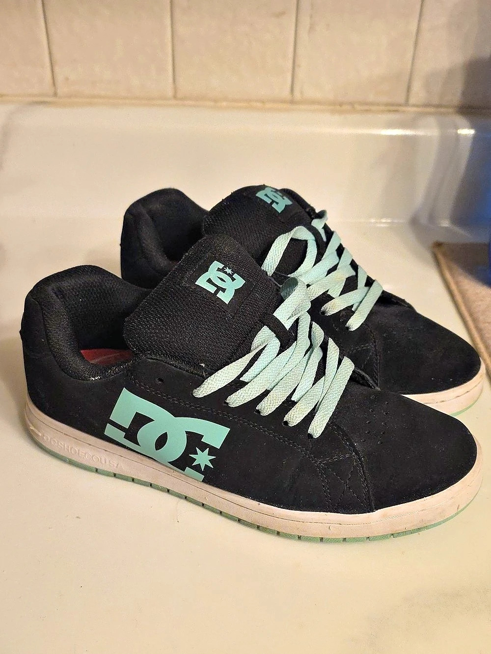 DC Shoes Sneakers in Black & Awua